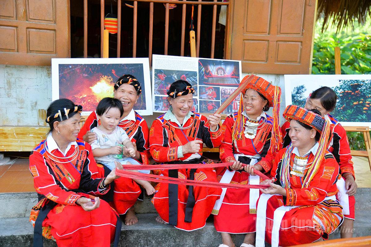 Phụ nữ dân tộc Pà Thẻn, xã Tân Trịnh giữ gìn nghề dệt truyền thống. Ảnh: Mộc Lan