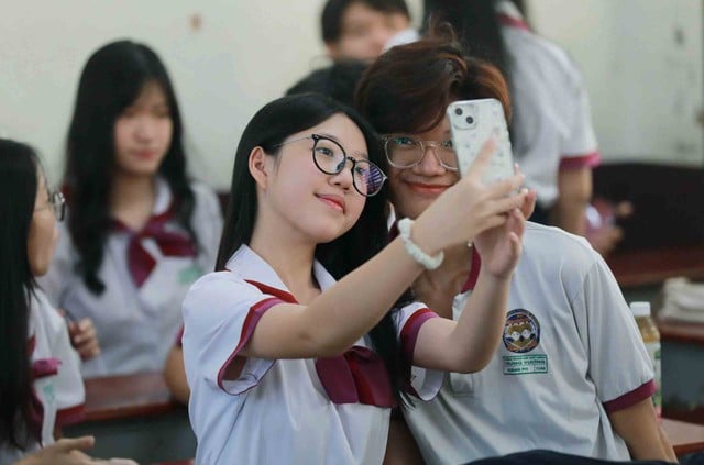 Cấm mạng xã hội có thể khiến học sinh phụ thuộc nhiều hơn vào AI ? - Ảnh 1.