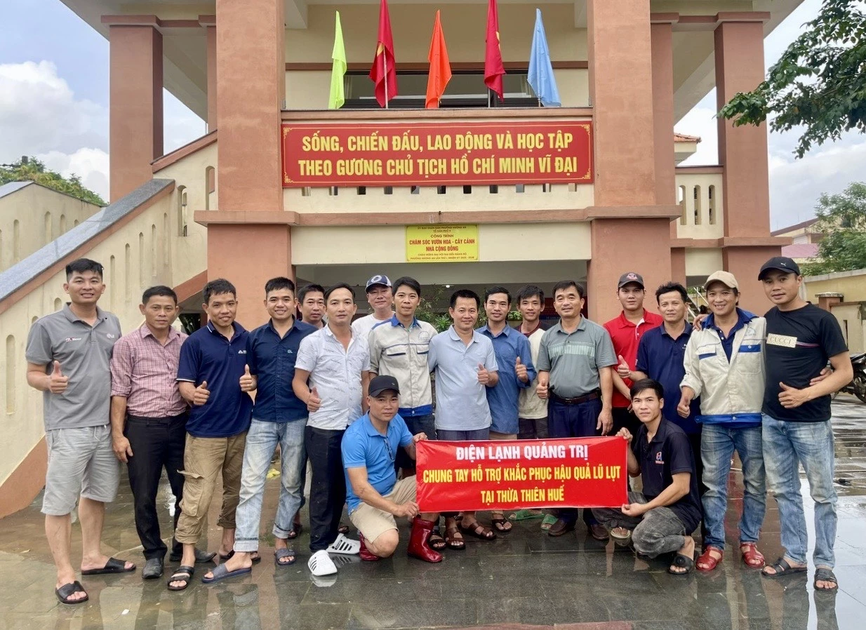 Ассоциация производителей холодильного оборудования провинции Куангчи принимает участие в оказании помощи в ремонте бытовых предметов для жителей районов Хюэ, пострадавших от наводнения. Фото: Т.А.