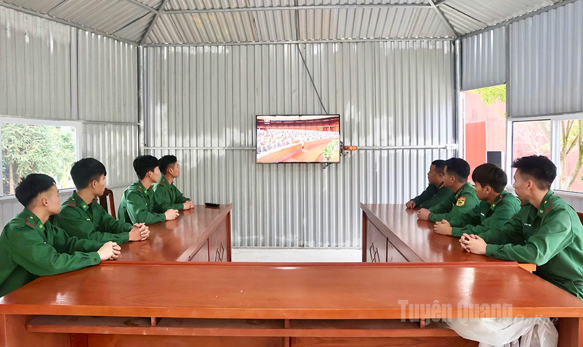 Officerare och soldater från Pho Bang gränsbevakningsstation övervakar den 10:e sessionen av den 15:e nationalförsamlingen.