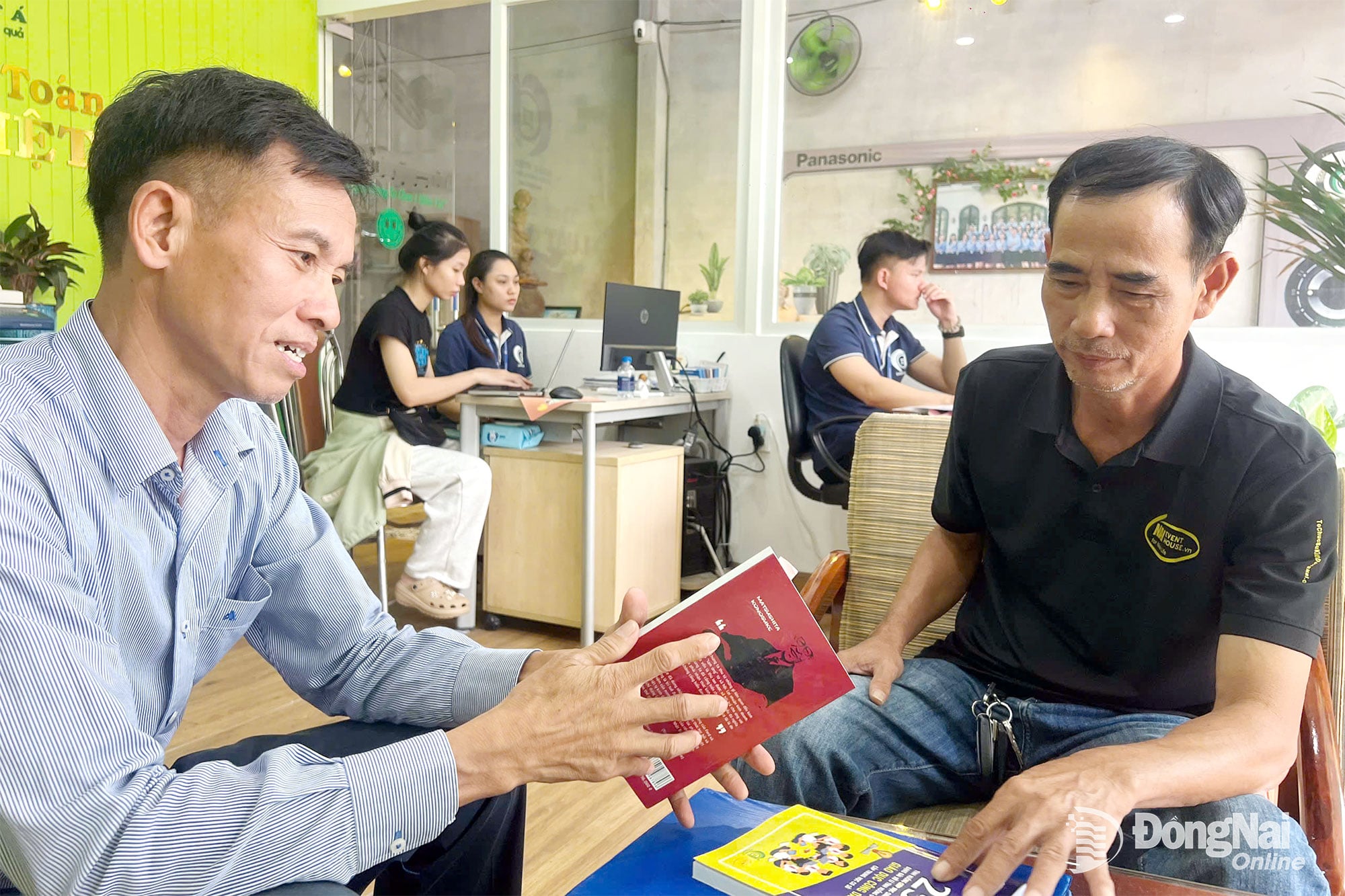 ຜູ້ຈັດການວິສາຫະກິດຂະໜາດນ້ອຍ ແລະ ຂະໜາດກາງ (SMEs) ໃນຂະແໜງການຜະລິດ ແລະ ທຸລະກິດດຽວກັນ ໄດ້ແລກປ່ຽນຂໍ້ມູນ ແລະ ປະສົບການກ່ຽວກັບການເຂົ້າເຖິງນະໂຍບາຍເງິນກູ້ພິເສດຈາກລັດ. ຮູບພາບ: D. Phu