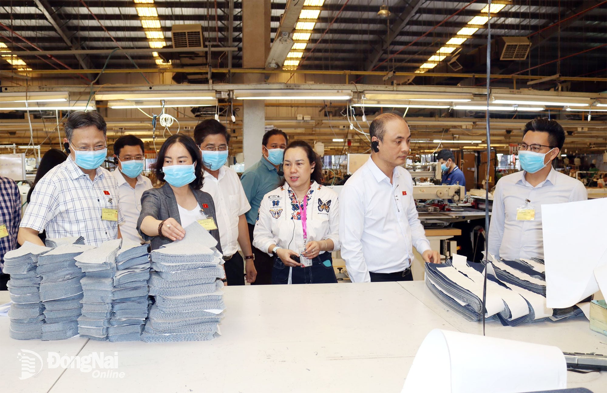 គណៈប្រតិភូ​តំណាង​រដ្ឋសភា​មកពី​ខេត្ត​នេះ​បាន​ទៅ​ទស្សនា​រោងចក្រ​ផលិត​បៃតង​មួយ​ក្នុង​សួន​ឧស្សាហកម្ម​អមតា។ រូបថត៖ បានម៉ៃ។