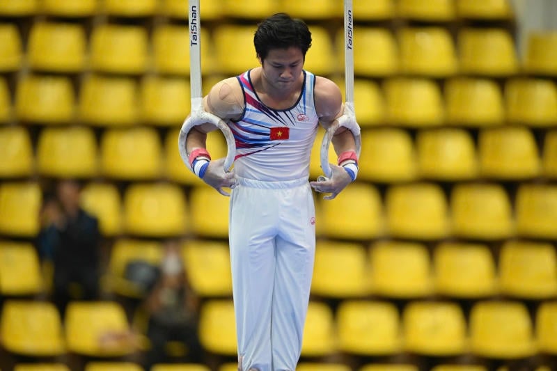 ৩৩তম সমুদ্র গেমসে টানা দ্বিতীয়বারের মতো অ্যাথলিট নগুয়েন ভ্যান খান ফং রিং ইভেন্টে স্বর্ণ জিতেছেন। (ছবি: ড্যান কোয়ান)