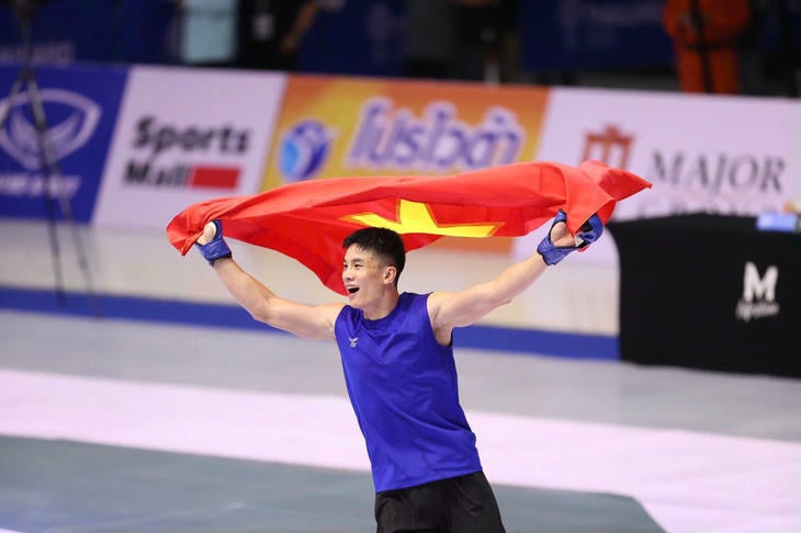 Quang Van Minh feirer den første gullmedaljen for det vietnamesiske MMA-laget under de 33. SEA Games. (Foto: Minh Giang)