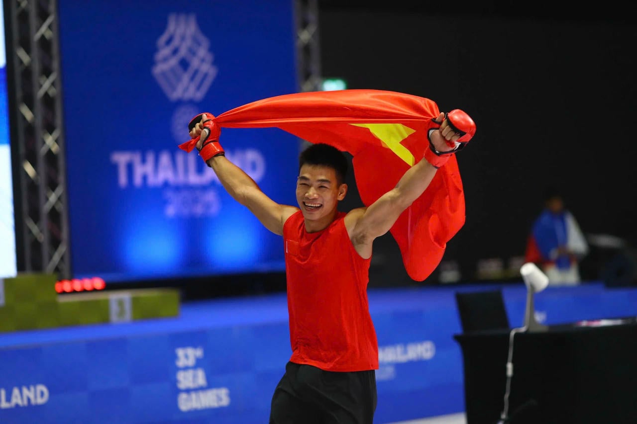 MMA-utøveren Tran Ngoc Luong vant den andre gullmedaljen for det vietnamesiske MMA-laget under de 33. SEA Games. (Foto: Dung Phuong)