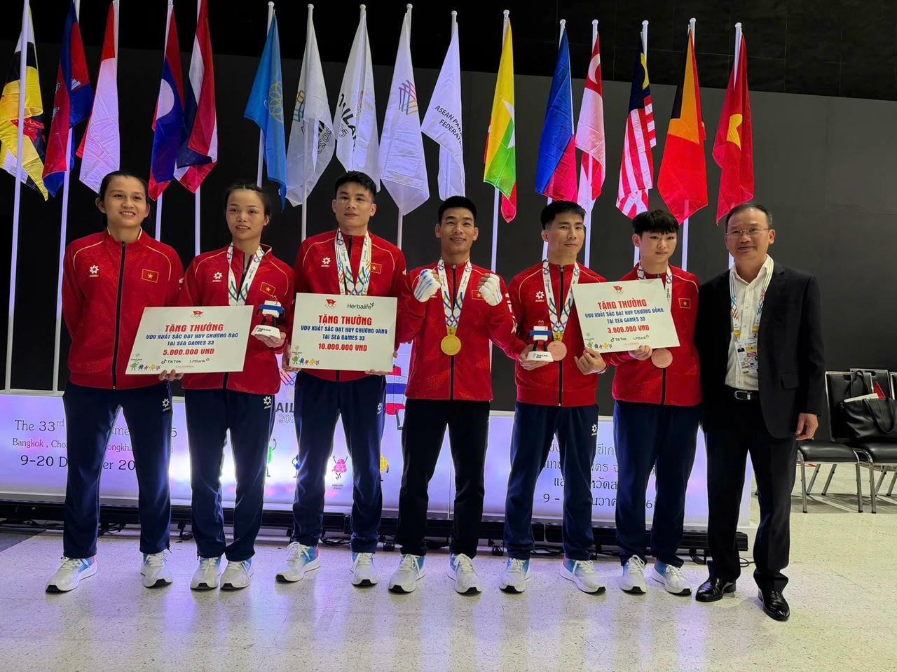 Lagleder Nguyen Hong Minh gir en «bonus» til det vietnamesiske MMA-laget.