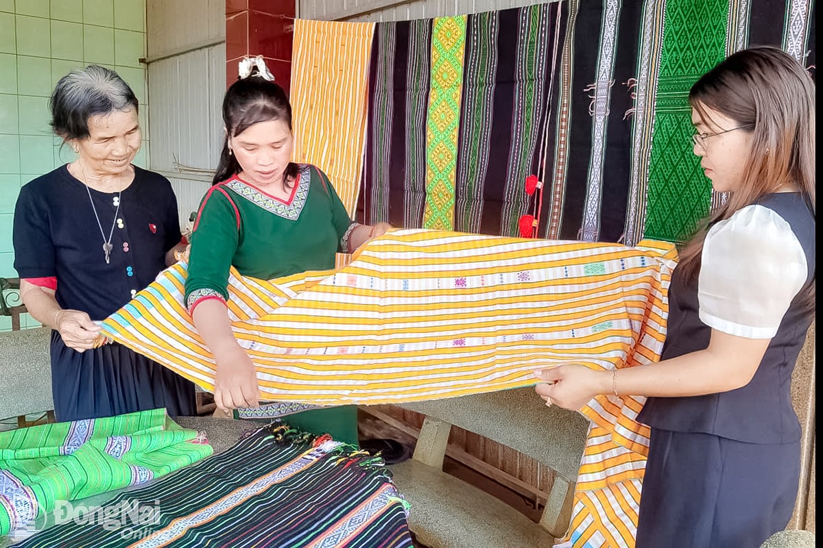 ชาวเผ่ามนงแห่งตำบลบูเกียมาปกำลังได้รับความสนใจในด้านการอนุรักษ์และส่งเสริมงานทอผ้าไหมแบบดั้งเดิมของพวกเขา ภาพ: Q.A