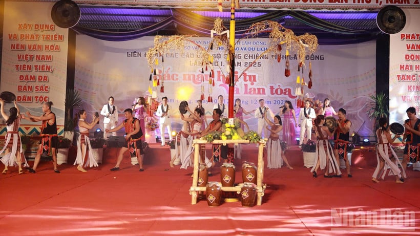 Nhiều tiết mục cồng chiêng đặc sắc được biểu diễn tại Lễ khai mạc Liên hoan các câu lạc bộ Cồng chiêng tỉnh Lâm Đồng lần thứ I, năm 2025.