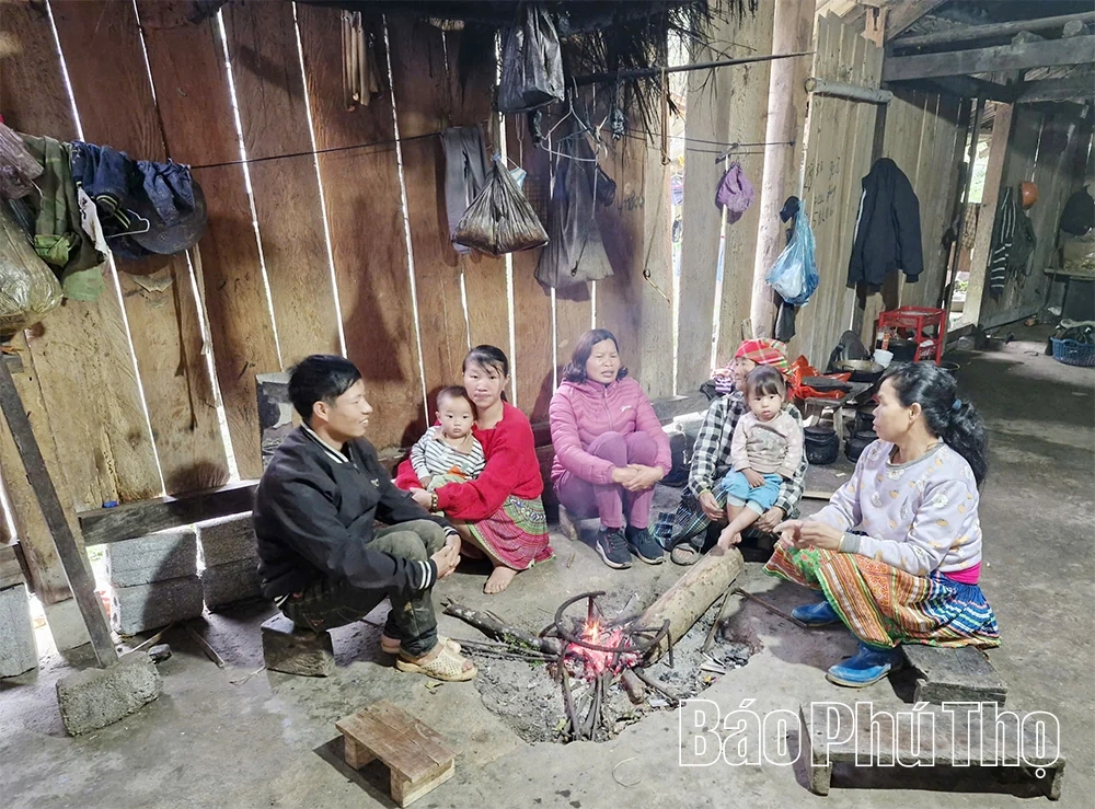 यह दूरस्थ गांव धूप का स्वागत करता है।