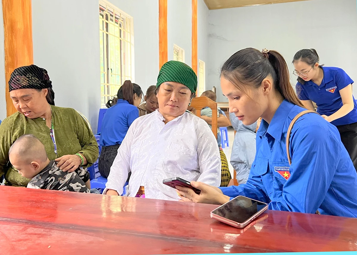 Đoàn viên thanh niên xã Yên Minh hướng dẫn người dân đăng nhập VNeID.