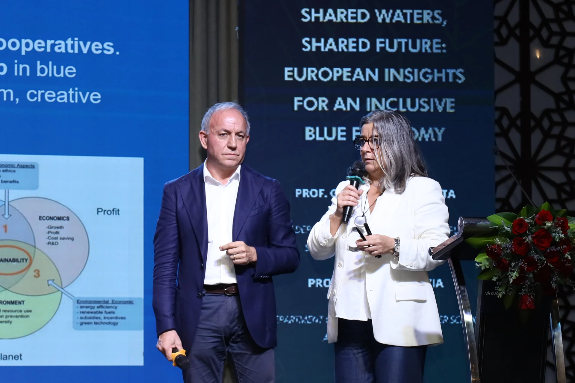 Професор Джованні Кваранта та професор Розанна Сальвія виступили на панельній дискусії. Джерело: UEH (ISCM, жовтень 2025 р.).