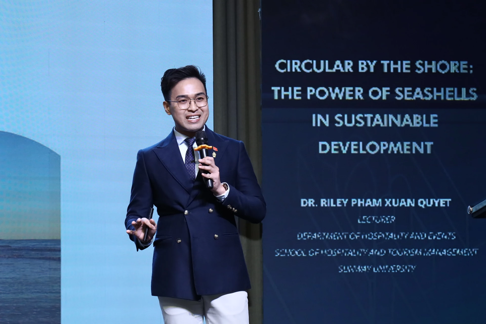 Доктор Райлі поділився думками щодо потенційних екологічно чистих матеріалів під час панельної дискусії. Джерело: UEH (ISCM, жовтень 2025 р.)