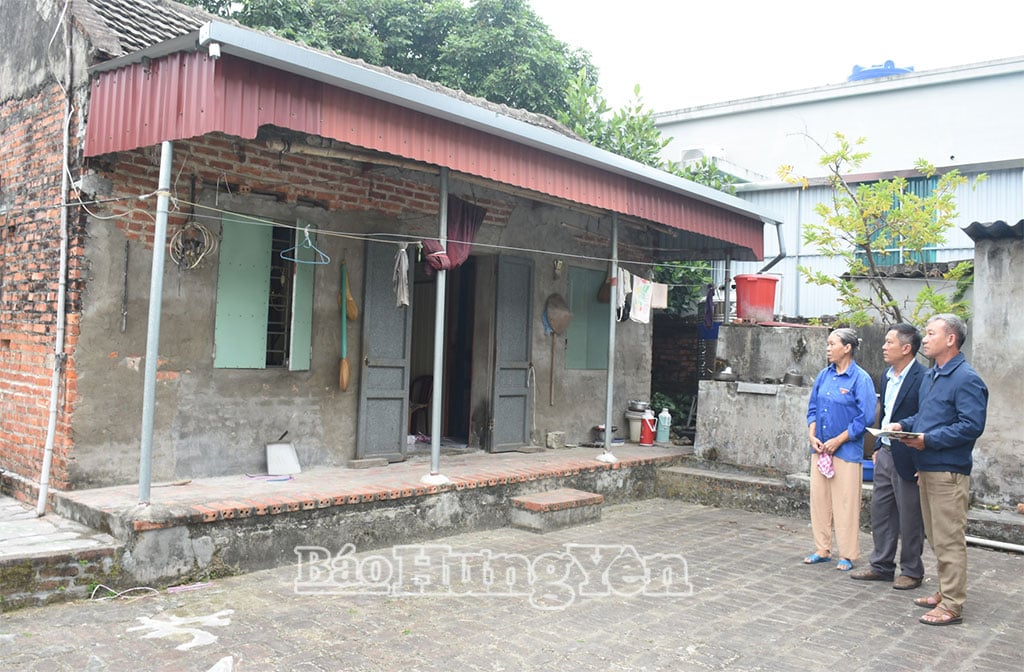 O Comitê Diretivo para a revisão da situação das famílias pobres e quase pobres na comuna de Tan Tien está revisando a situação das famílias pobres na vila de Quan Dinh Nam.