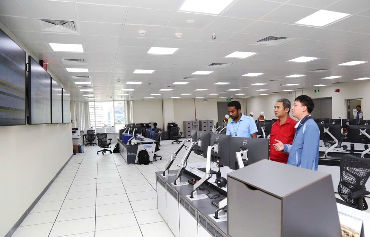 Các chuyên gia kiểm tra hệ thống trước ngày Nhơn Trạch 3&4 chính thức khánh thành. Ảnh: PV.