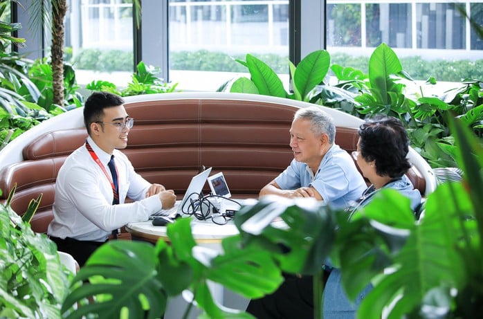 Khách hàng hưởng lợi gì từ cuộc đua hệ sinh thái ngân hàng - bảo hiểm? - Ảnh 2.