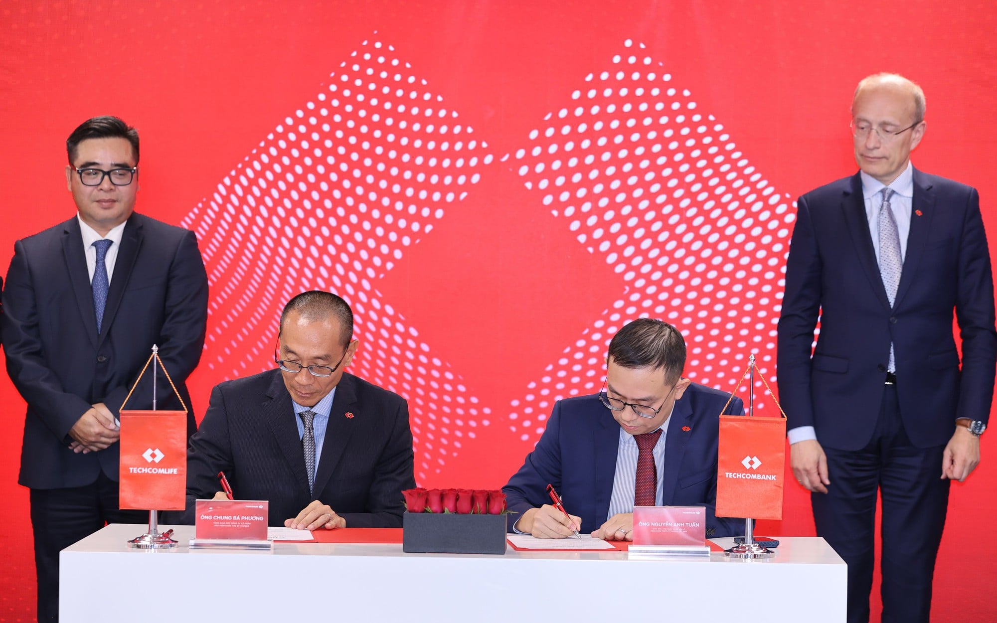 Khách hàng hưởng lợi gì từ cuộc đua hệ sinh thái ngân hàng - bảo hiểm? - Ảnh 3.