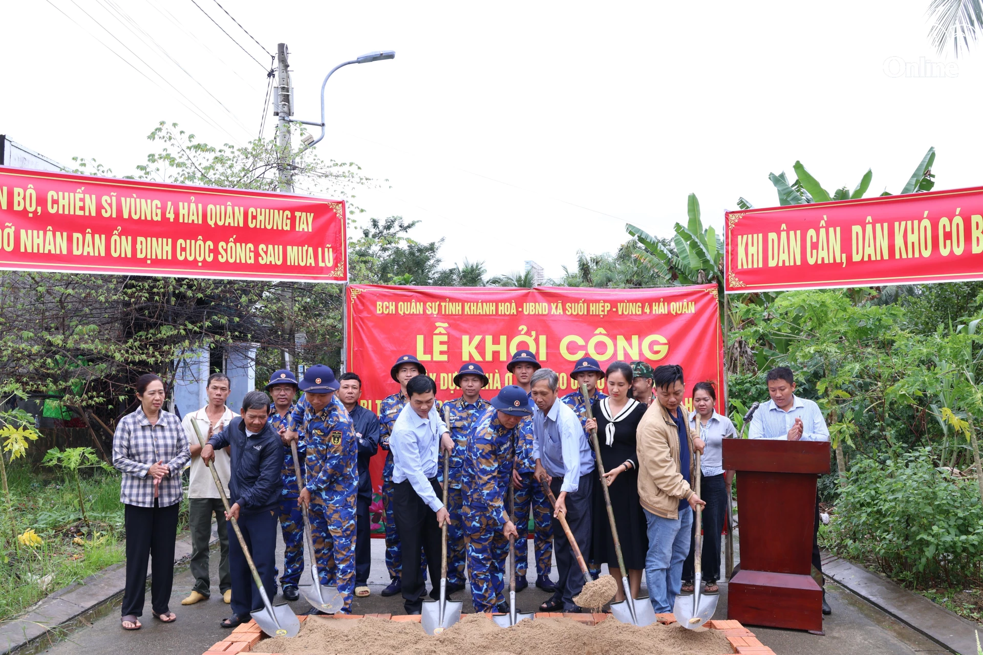 Slavnostní položení základního kamene provedli velitelé jednotek a místní obyvatelé.