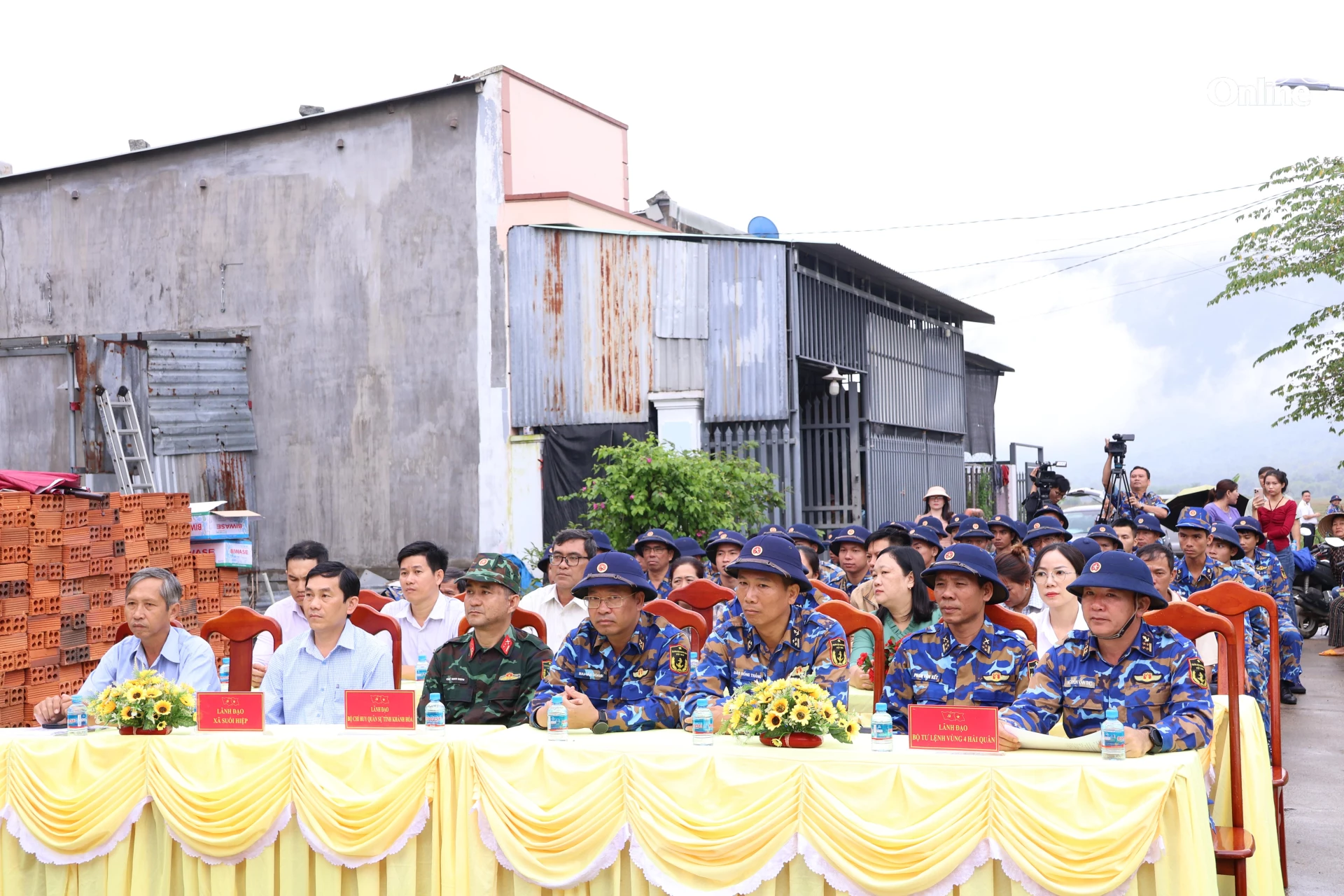 Delegáti účastnící se slavnostního položení základního kamene.