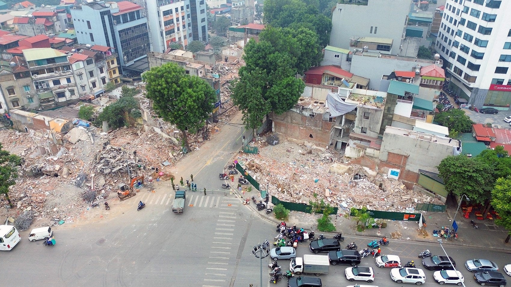 ການເກັບກູ້ທີ່ດິນກຳລັງດຳເນີນຢູ່ສີ່ແຍກຫງວຽນຈີແທ່ງ. ເສັ້ນທາງລາແທ່ງໄປຫາເກົາໄຢ່ຖືກກີດຂວາງເພື່ອອຳນວຍຄວາມສະດວກໃຫ້ແກ່ການບັງຄັບໃຊ້ກົດໝາຍ.