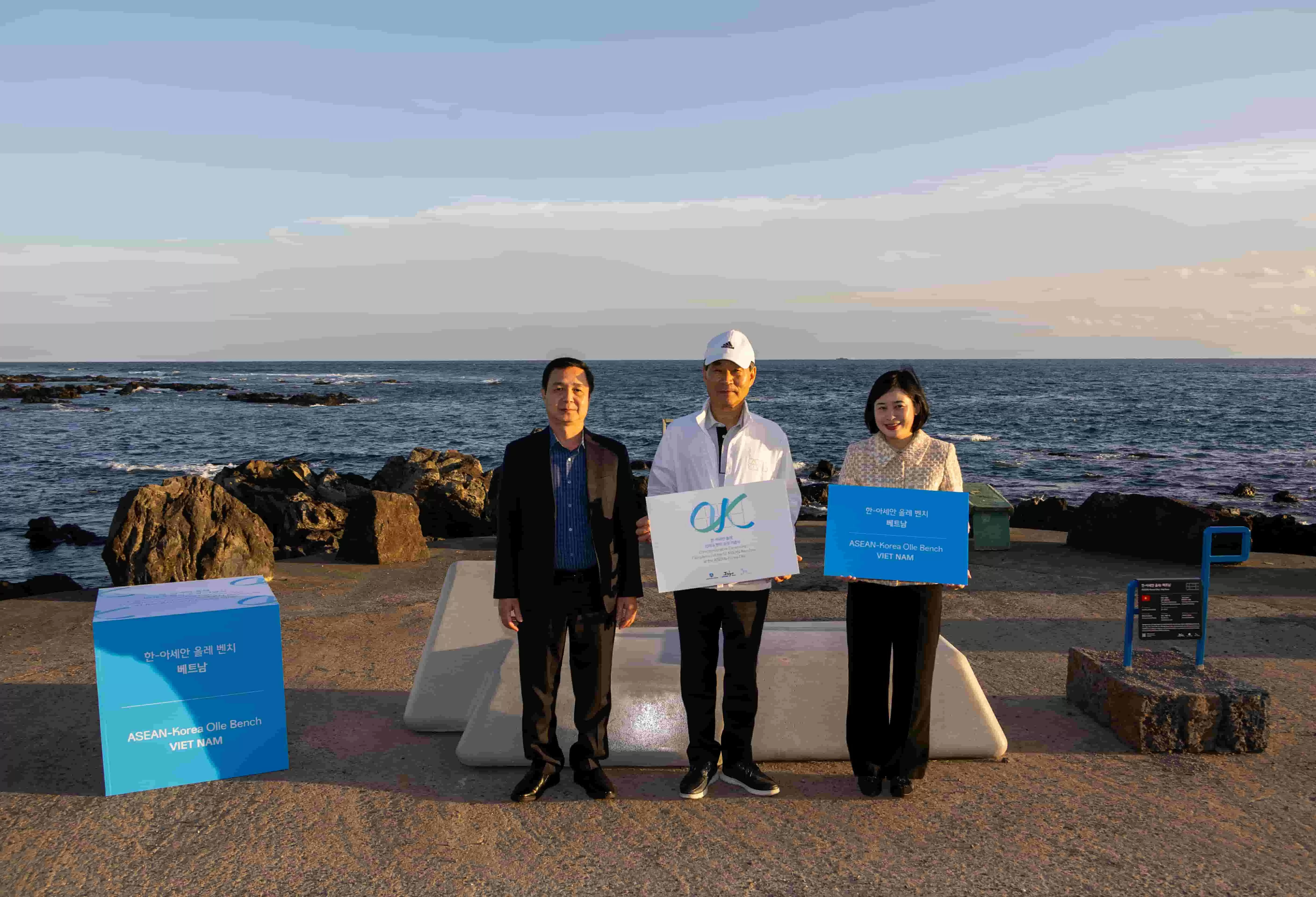 Tíz, az ASEAN tagországait szimbolizáló pad avatóünnepsége Dél-Koreában: a barátság mély szimbóluma. Lễ khánh thành 10 băng ghế tượng trưng cho các quốc gia thành viên ASEAN tại Hàn Quốc: Biểu tượng sâu sắc của tình hữu nghị