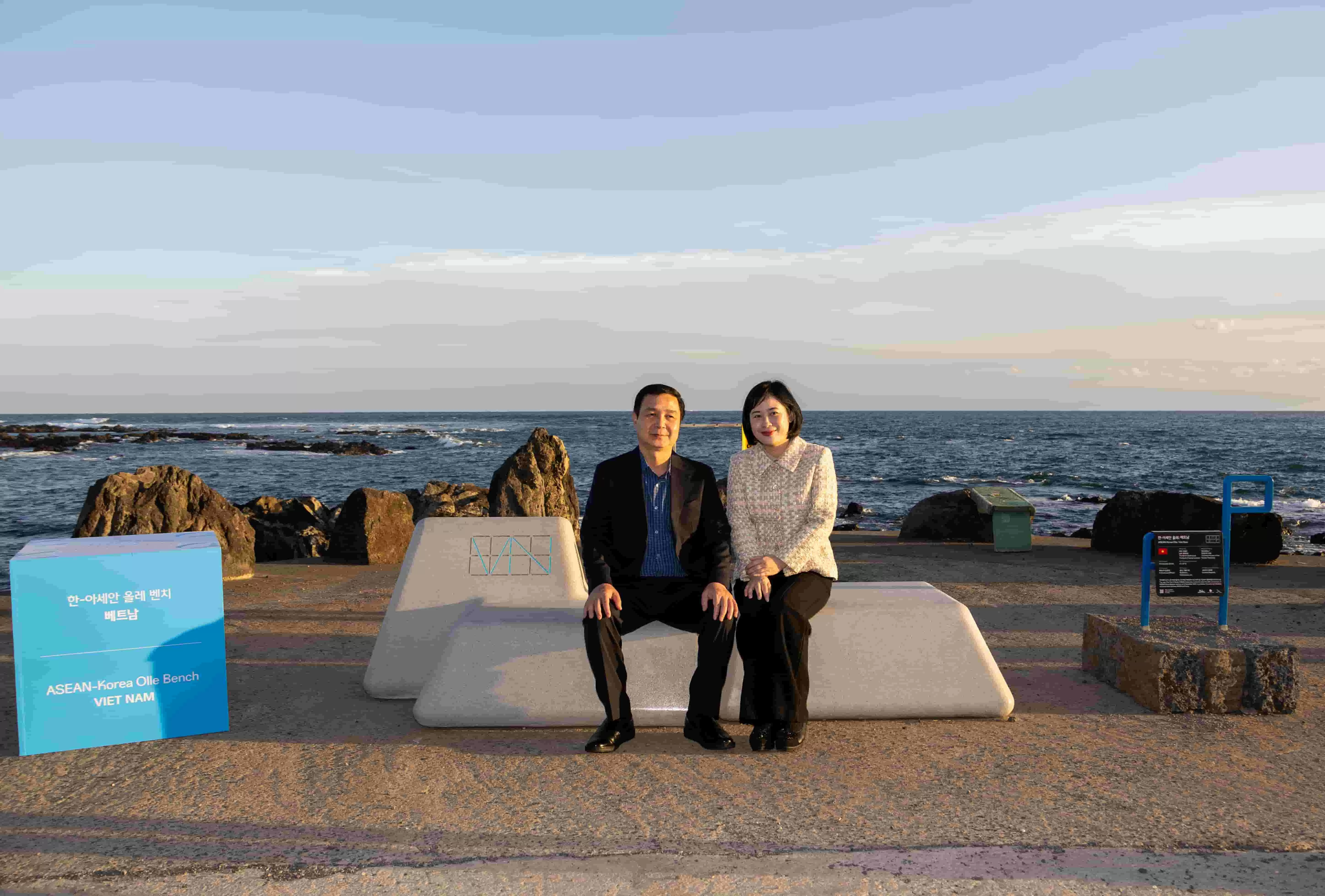 Tíz, az ASEAN tagországait szimbolizáló pad avatóünnepsége Dél-Koreában: a barátság mély szimbóluma. Lễ khánh thành 10 băng ghế tượng trưng cho các quốc gia thành viên ASEAN tại Hàn Quốc: Biểu tượng sâu sắc của tình hữu nghị