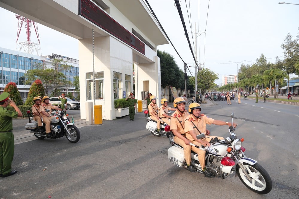 Policjanci maszerowali, aby poprzeć rozpoczęcie kampanii, demonstrując swoją determinację w dążeniu do pomyślnego wykonania wszystkich wyznaczonych zadań.
