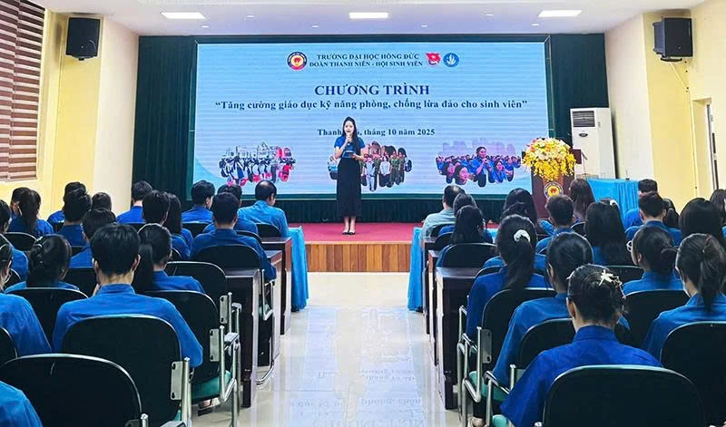 Felvértezi a diákokat az online csalások elleni küzdelemhez szükséges ismeretekkel.