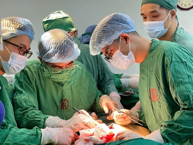 Cứu sống nam thanh niên bị chấn thương tim tại bệnh viện Việt Nam - Thụy Điển Uông Bí- Ảnh 1.