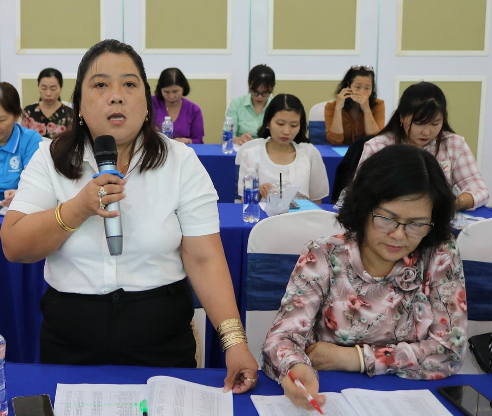 Föreningens tjänstemän utbyter idéer under utbildningen.