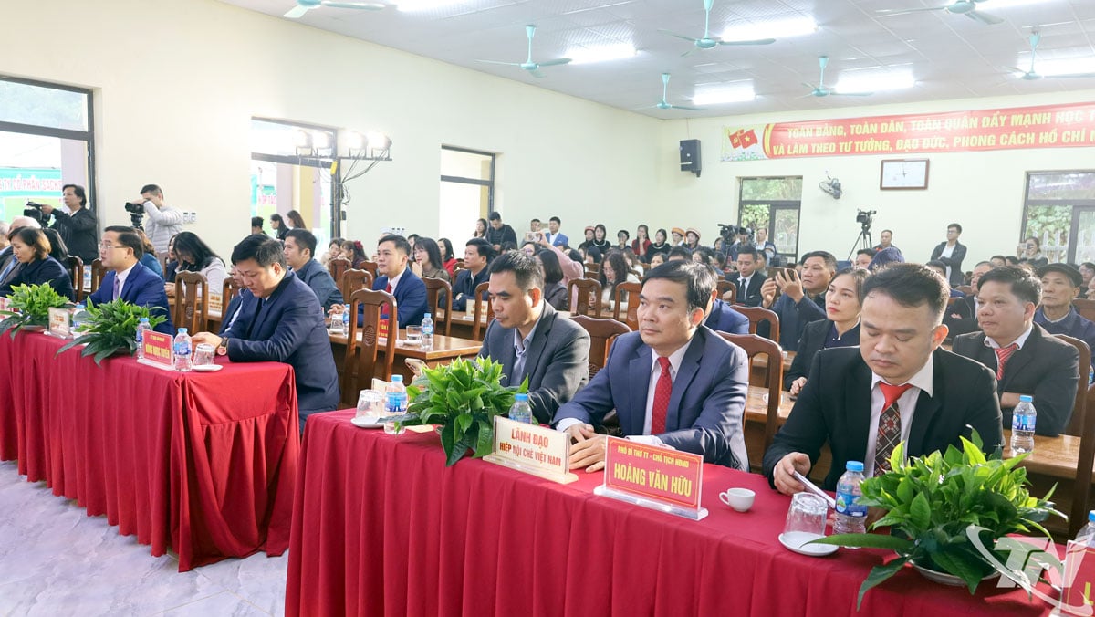 Delegater deltar på seremonien for å kunngjøre anerkjennelsen av det gamle Shan Tuyet-tetreet i Dong Phuc-kommunen som et vietnamesisk kulturarvstre.