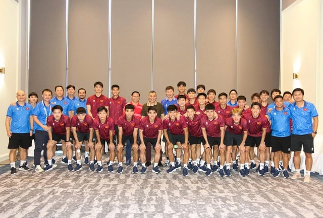 वियतनाम फुटबॉल कॉन्फ्रेंस (वीएफएफ) के अध्यक्ष ट्रान क्वोक तुआन ने वियतनाम अंडर-23 टीम की प्रशंसा की, सेमीफाइनल के नियमों में अजीब क्या है? - फोटो 1। Chủ tịch VFF Trần Quốc Tuấn khen ngợi U.23 Việt Nam, luật bán kết có gì lạ?- Ảnh 1.