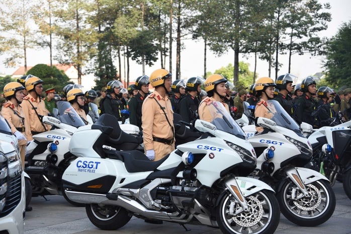 A polícia de trânsito da cidade de Ho Chi Minh lança uma campanha intensiva para garantir a segurança no trânsito durante os feriados do Ano Novo e do Ano Novo Lunar - Foto 1. CSGT TPHCM ra quân cao điểm bảo đảm an toàn giao thông Tết Dương lịch và Tết Nguyên đán - Ảnh 1.