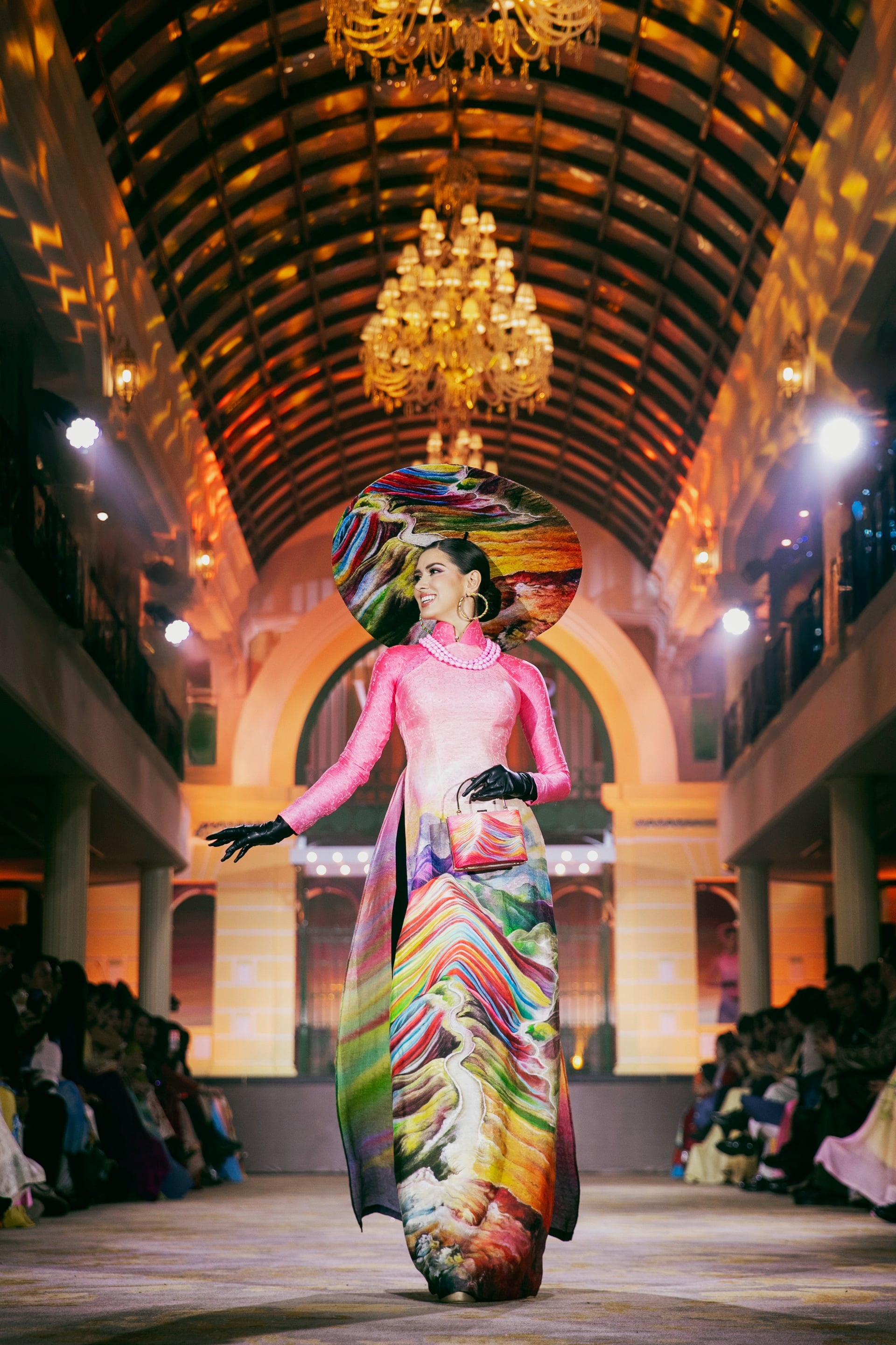 កញ្ញា ភឿង លីញ បានជាប់ចំណាត់ថ្នាក់កំពូលទាំង ៥ សម្រាប់ការសម្តែងអាវផាយ (រ៉ូបប្រពៃណីវៀតណាម) ដ៏គួរឱ្យចាប់អារម្មណ៍របស់នាងនៅក្នុងការប្រកួត Miss Cosmo 2025 - 10។