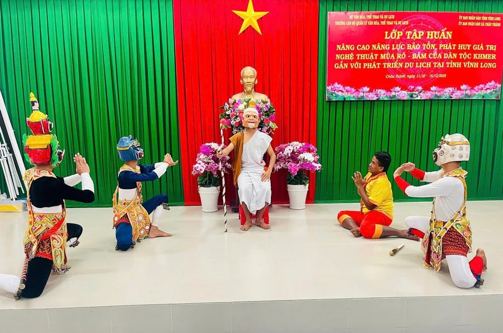 Praktikanter framför Robam-dansen på träningslektionen.