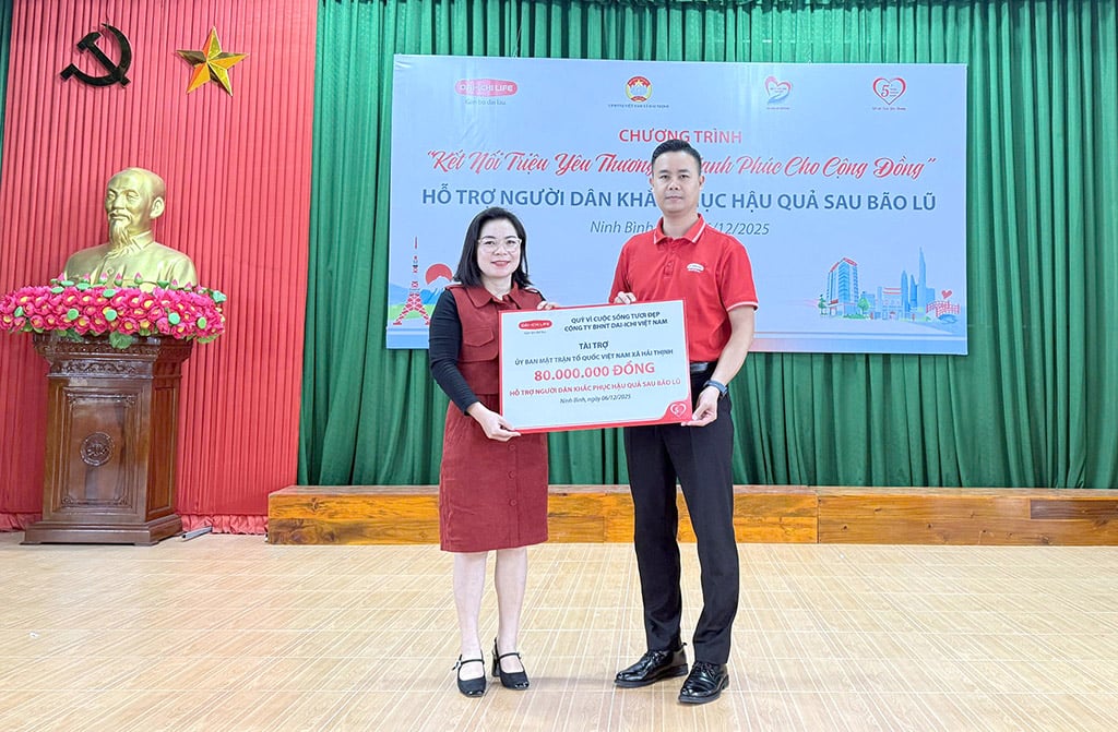 Herr Le Vu Duan, chef för affärsutveckling för nordöstra och norra centrala regionen, Dai-ichi Life Vietnam, överlämnade en sponsorbiljett till Tran Thi Thuy, vice ordförande för Vietnams fosterlandsfrontskommitté i Hai Thinh kommun.