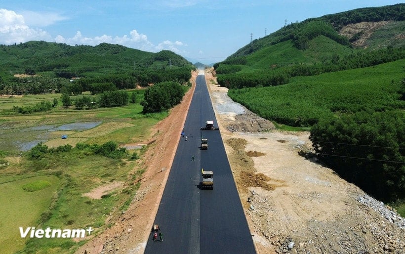 Entreprenörer lägger asfaltbetong för vägunderlaget för Quy Nhon-Chi Thanh Expressway-projektet. (Foto: Khanh Hung/Vietnam+)