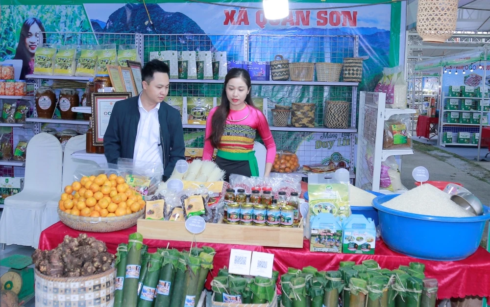 បរិយាកាសទិញទំនិញដ៏មមាញឹកនៅតំបន់តាំងពិព័រណ៍ដែលបង្ហាញផលិតផលកសិកម្ម និងអាហារដែលមានសុវត្ថិភាពពីខេត្តថាញ់ហ័រ ឆ្នាំ២០២៥។