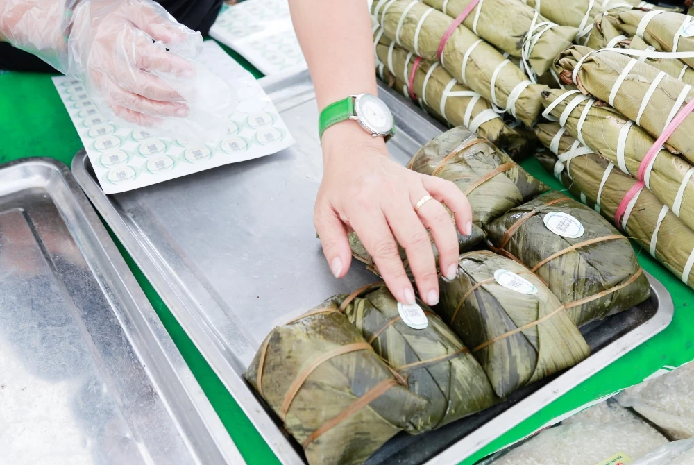 បរិយាកាសទិញទំនិញដ៏មមាញឹកនៅតំបន់តាំងពិព័រណ៍ដែលបង្ហាញផលិតផលកសិកម្ម និងអាហារដែលមានសុវត្ថិភាពពីខេត្តថាញ់ហ័រ ឆ្នាំ២០២៥។