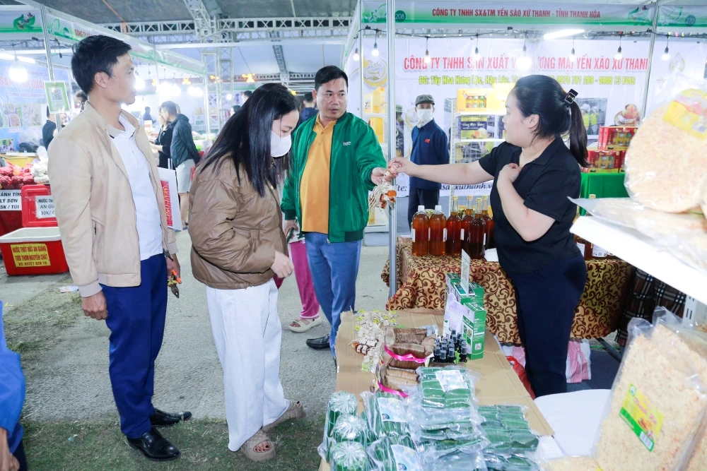 បរិយាកាសទិញទំនិញដ៏មមាញឹកនៅតំបន់តាំងពិព័រណ៍ដែលបង្ហាញផលិតផលកសិកម្ម និងអាហារដែលមានសុវត្ថិភាពពីខេត្តថាញ់ហ័រ ឆ្នាំ២០២៥។