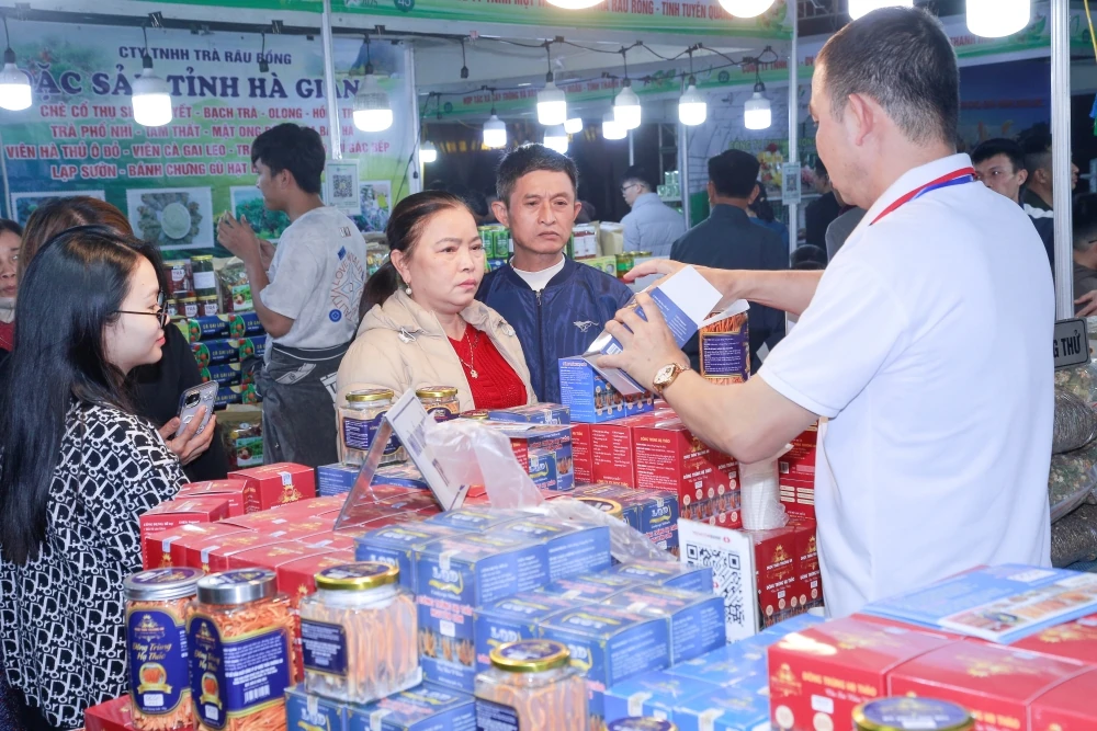 បរិយាកាសទិញទំនិញដ៏មមាញឹកនៅតំបន់តាំងពិព័រណ៍ដែលបង្ហាញផលិតផលកសិកម្ម និងអាហារដែលមានសុវត្ថិភាពពីខេត្តថាញ់ហ័រ ឆ្នាំ២០២៥។
