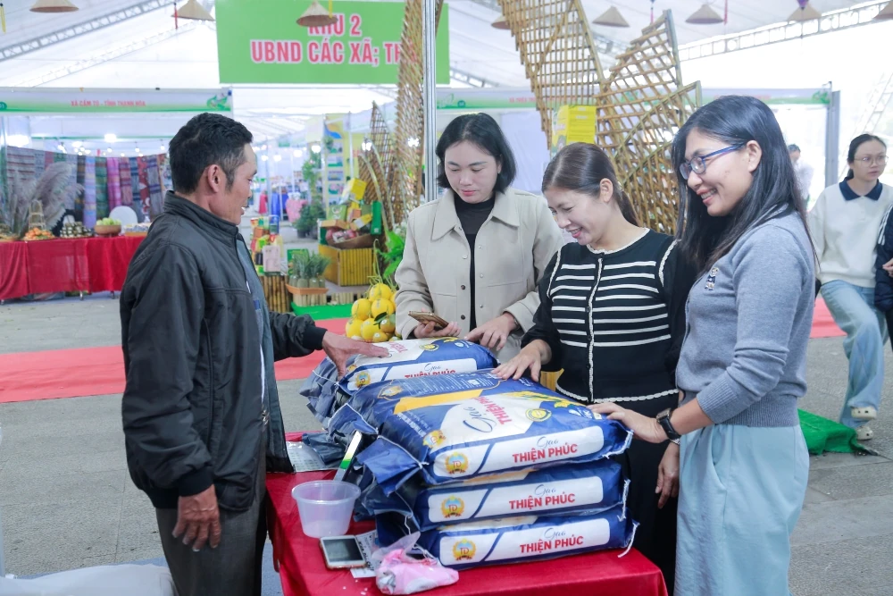 បរិយាកាសទិញទំនិញដ៏មមាញឹកនៅតំបន់តាំងពិព័រណ៍ដែលបង្ហាញផលិតផលកសិកម្ម និងអាហារដែលមានសុវត្ថិភាពពីខេត្តថាញ់ហ័រ ឆ្នាំ២០២៥។