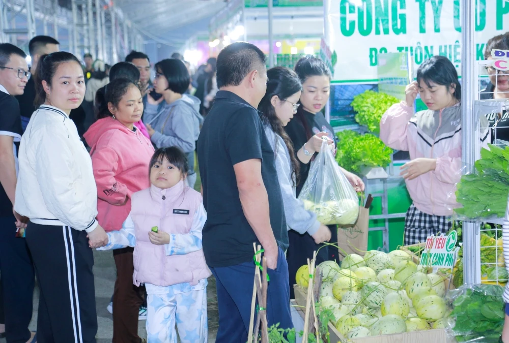 បរិយាកាសទិញទំនិញដ៏មមាញឹកនៅតំបន់តាំងពិព័រណ៍ដែលបង្ហាញផលិតផលកសិកម្ម និងអាហារដែលមានសុវត្ថិភាពពីខេត្តថាញ់ហ័រ ឆ្នាំ២០២៥។