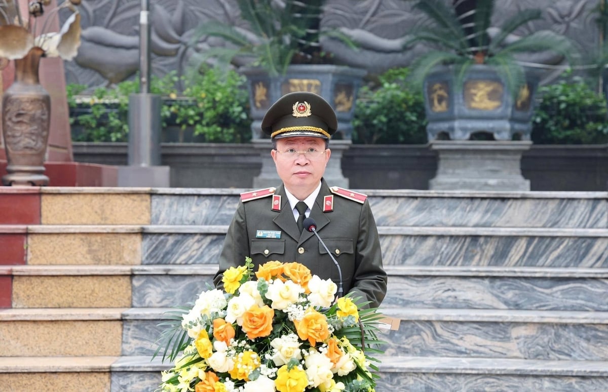 Il generale di divisione Nguyen Minh Tuan, membro del Comitato permanente del Comitato provinciale del Partito, segretario del Comitato del Partito e direttore del Dipartimento di polizia provinciale, ha tenuto un discorso durante la cerimonia di lancio. Foto: Dipartimento di polizia provinciale di Phu Tho.