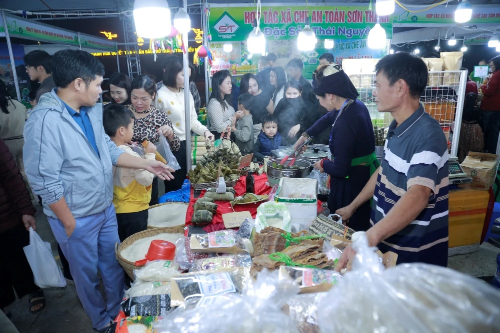 បរិយាកាសទិញទំនិញដ៏មមាញឹកនៅតំបន់តាំងពិព័រណ៍ដែលបង្ហាញផលិតផលកសិកម្ម និងអាហារដែលមានសុវត្ថិភាពពីខេត្តថាញ់ហ័រ ឆ្នាំ២០២៥។