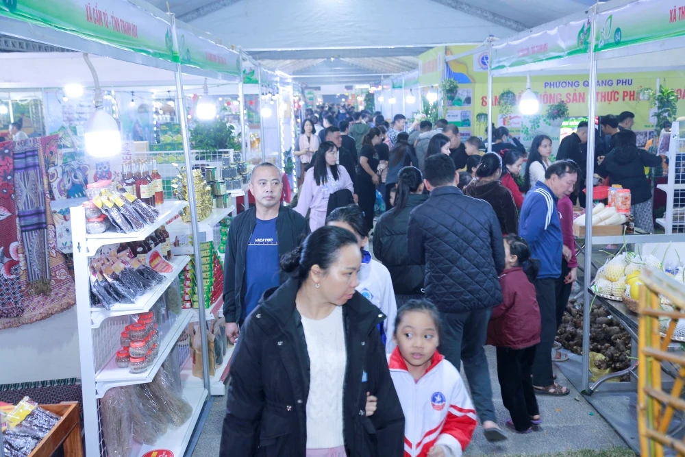 បរិយាកាសទិញទំនិញដ៏មមាញឹកនៅតំបន់តាំងពិព័រណ៍ដែលបង្ហាញផលិតផលកសិកម្ម និងអាហារដែលមានសុវត្ថិភាពពីខេត្តថាញ់ហ័រ ឆ្នាំ២០២៥។