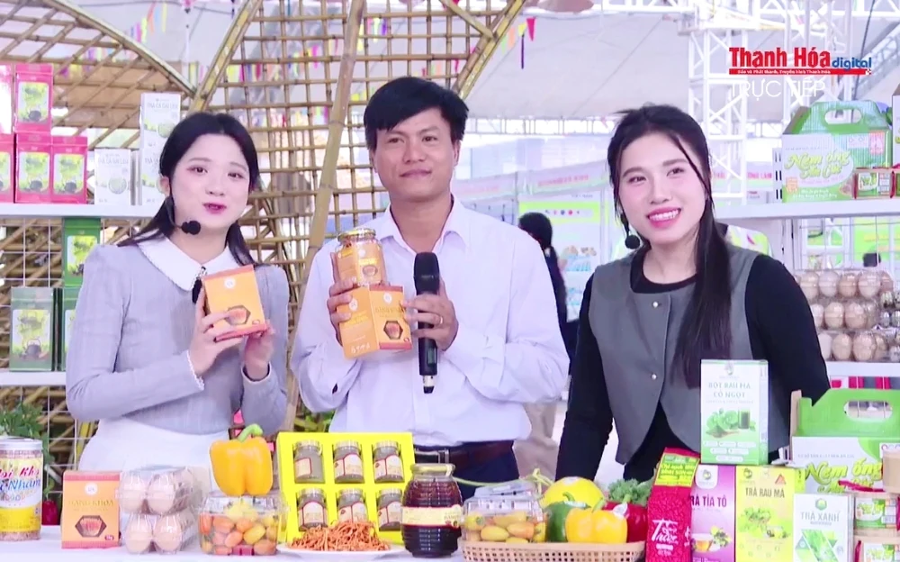 បរិយាកាសទិញទំនិញដ៏មមាញឹកនៅតំបន់តាំងពិព័រណ៍ដែលបង្ហាញផលិតផលកសិកម្ម និងអាហារដែលមានសុវត្ថិភាពពីខេត្តថាញ់ហ័រ ឆ្នាំ២០២៥។