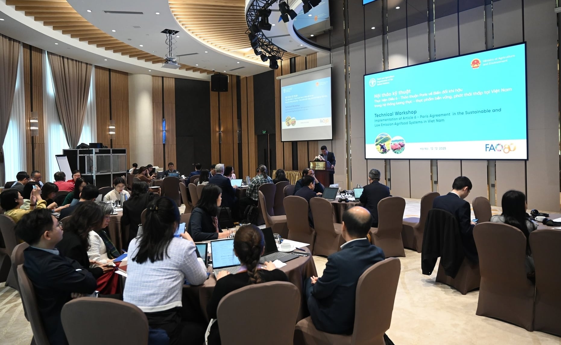 Parterna bidrog med idéer om färdplanen för att genomföra deltagande på koldioxidmarknaden för sektorer inom det utsläppssnåla jordbruks- och livsmedelssystemet. Foto: Kieu Chi. Các bên đóng góp ý kiến lộ trình triển khai tham gia thị trường các-bon cho các ngành thuộc hệ thống nông nghiệp thực phẩm phát thải thấp. Ảnh: Kiều Chi.