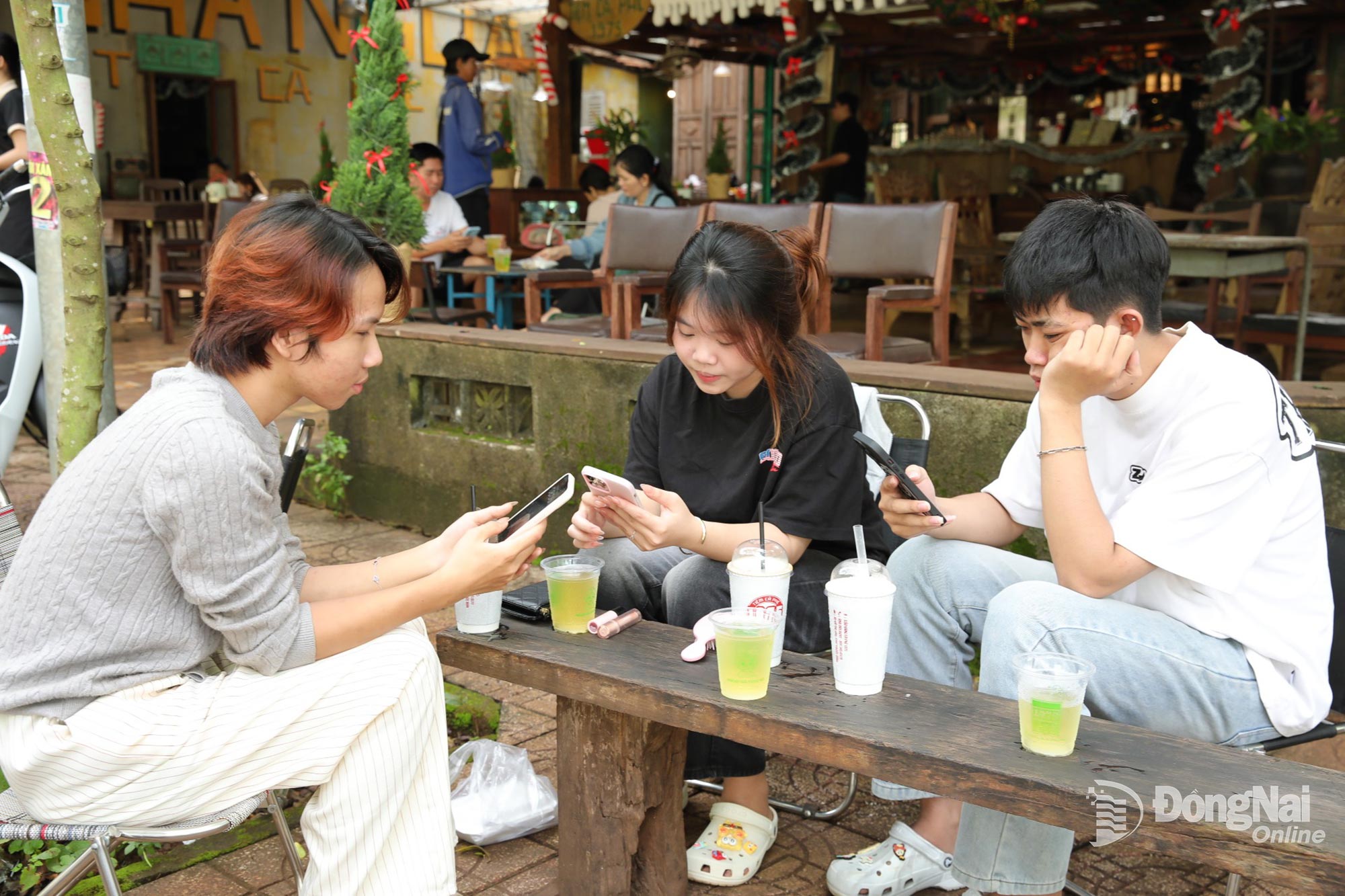 Nha Ngoai 1975 Cafe er et morsomt sted for unge mennesker i helgene. Foto: Truong Hien