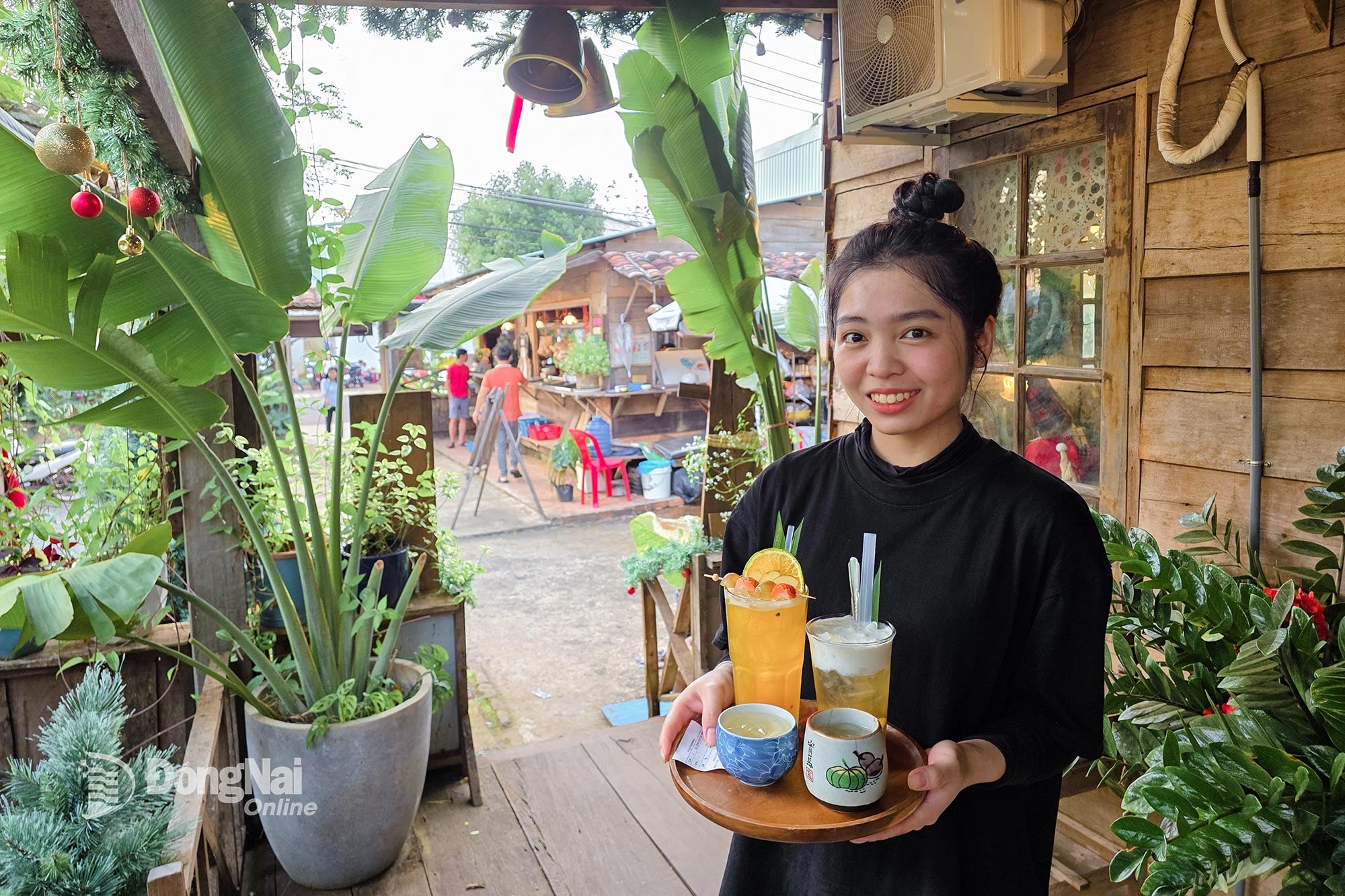 Fruktteer og blomsterteer er veldig populære i butikken. Foto: Truong Hien