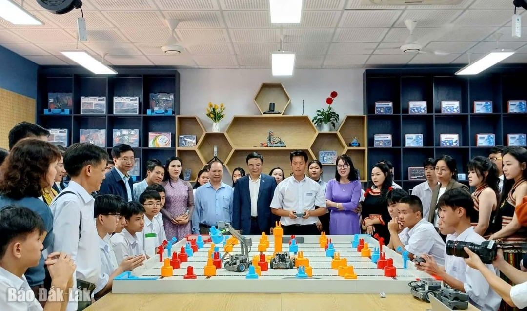 ថ្នាក់ដឹកនាំខេត្ត និងតំណាងមកពីសាជីវកម្មថាមពល និងឧស្សាហកម្មជាតិវៀតណាម បានទៅទស្សនាបន្ទប់អនុវត្តការអប់រំ STEM នៅវិទ្យាល័យ Buon Ma Thuot។